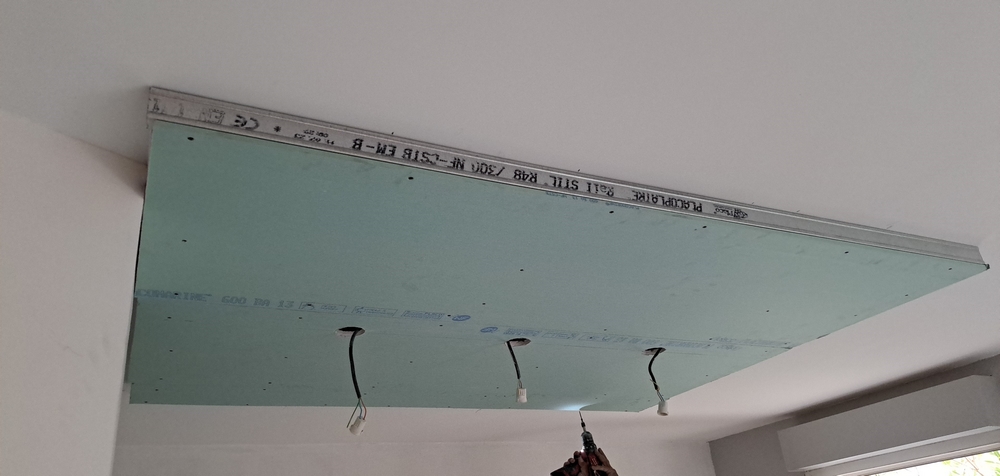 installation d'un faux plafond de bar cuisine avec électricité à Suresnes