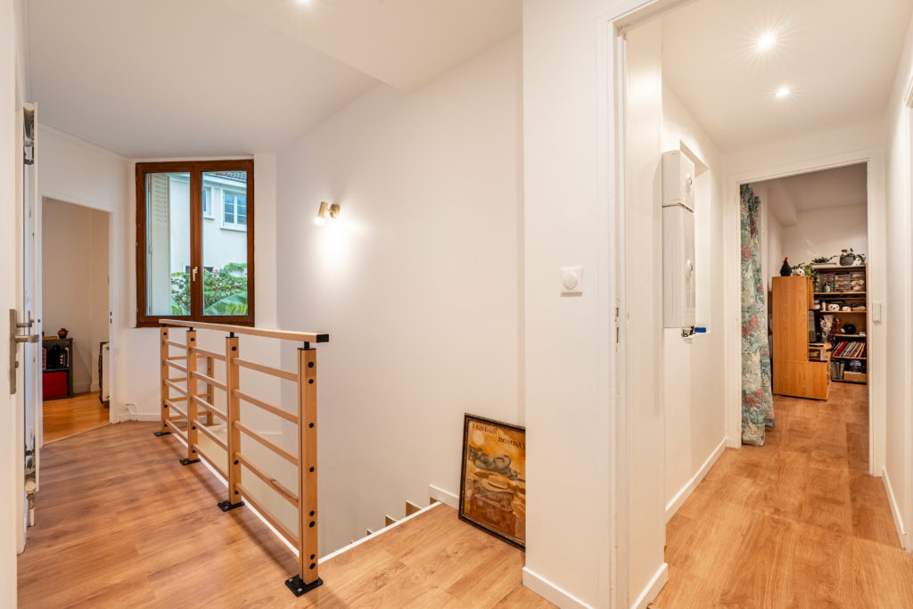 amenagement couloir avec garde-corps avec escalier vers le sous-sol