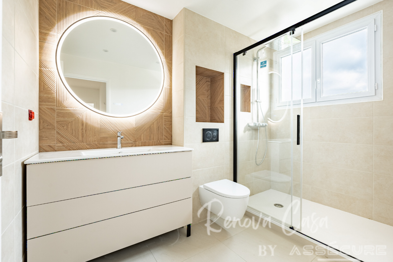 Rénovation de salles de bains à Antony : 2 espaces douche élégants dans un pavillon rénové