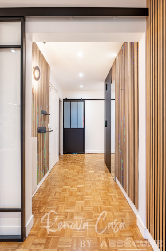 aménagement design d'un couloir avec rangements
