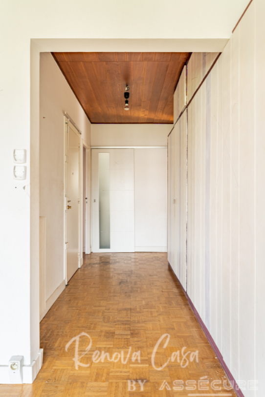 aménagement design d'un couloir avec rangements